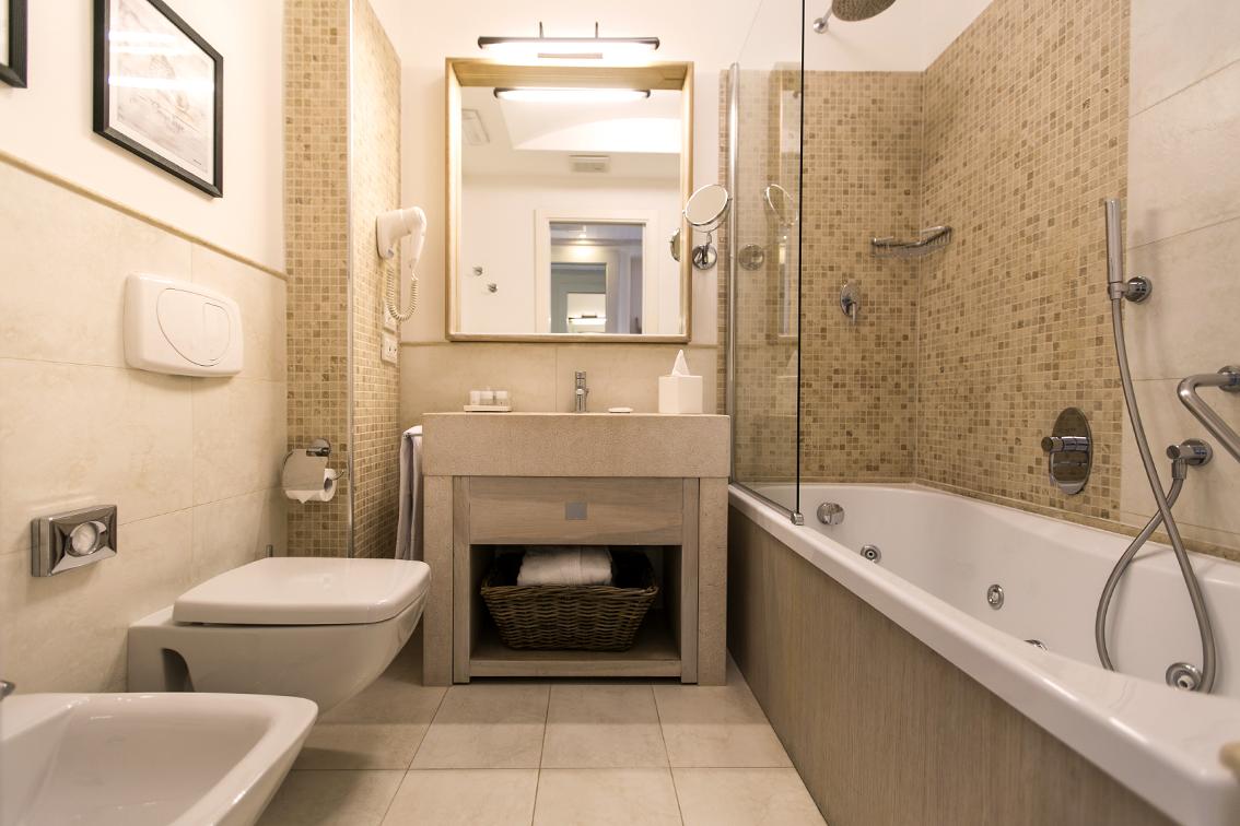 SUPERIOR PLUS ROOM - Bathtub Bathroom