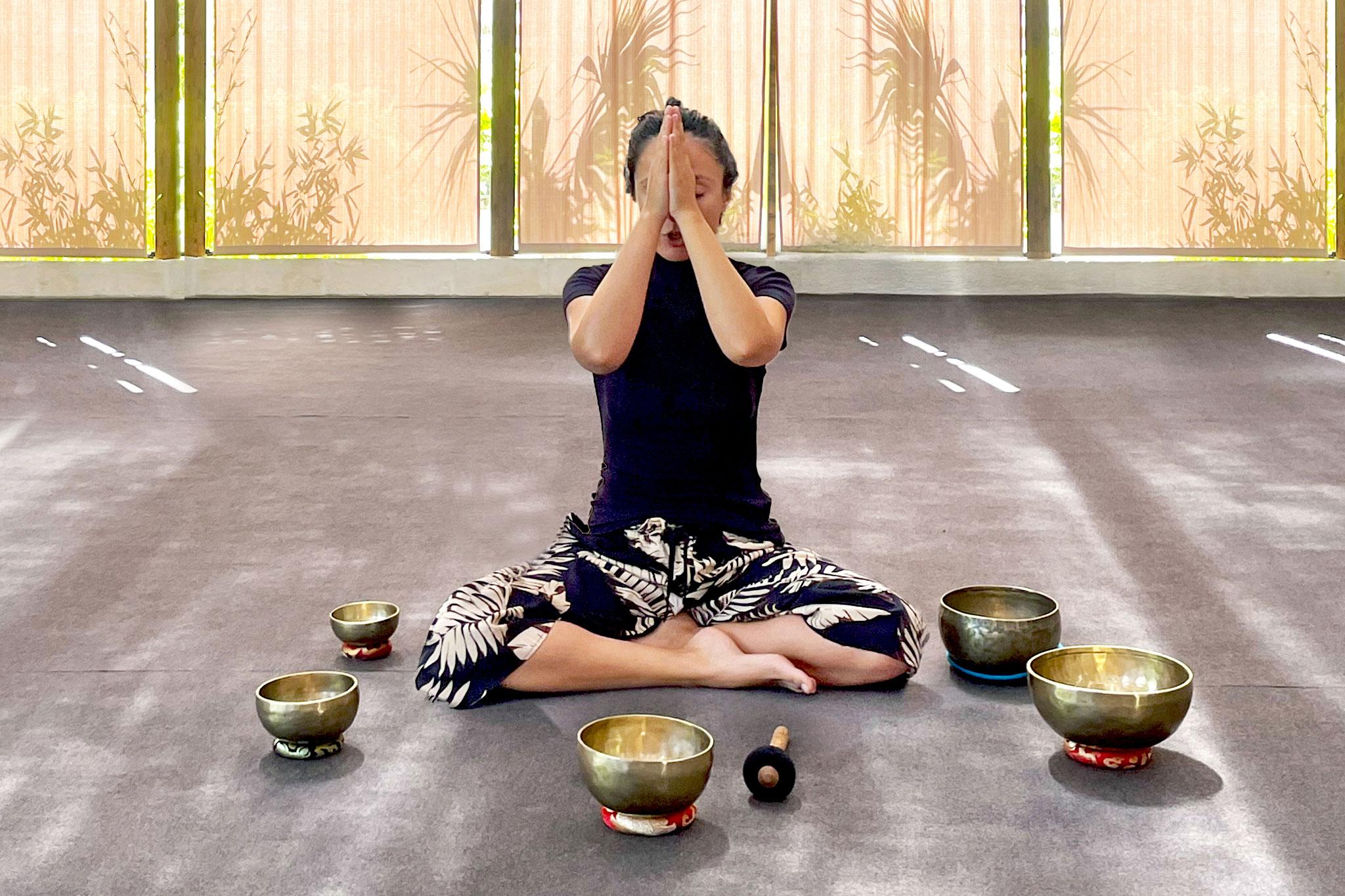 Yoga lessons with the use of Tibetan singing bowls
